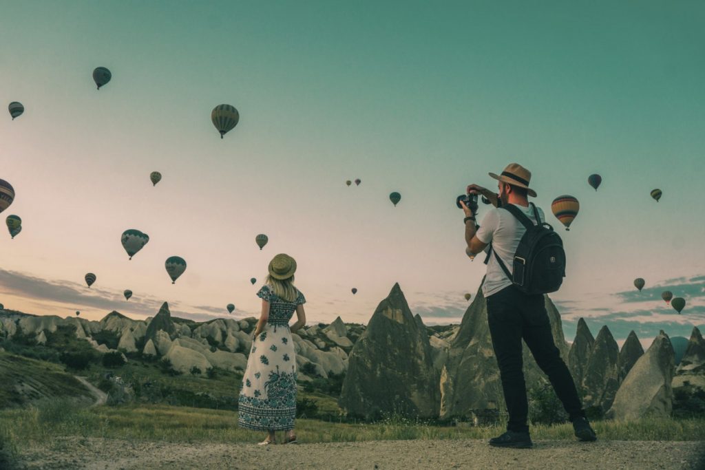 Viajero en cima de montaña contemplando paisaje — bucket list