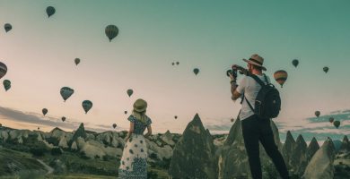 Viajero en cima de montaña contemplando paisaje — bucket list
