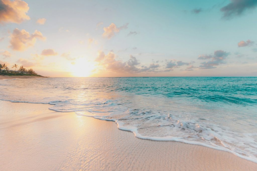 Playa tropical de aguas turquesas al atardecer