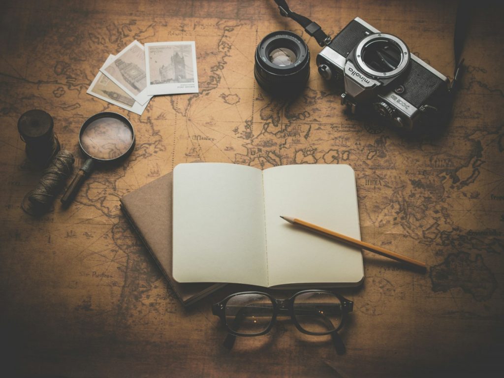 Fotógrafo de viajes con cámara ante paisaje