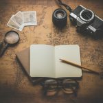 Fotógrafo de viajes con cámara ante paisaje