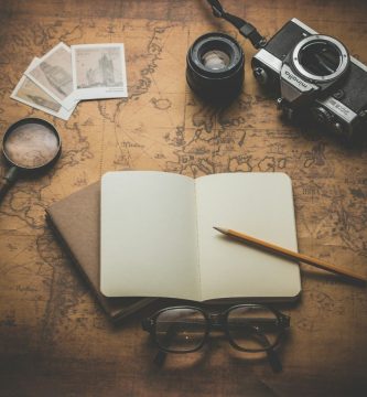 Fotógrafo de viajes con cámara ante paisaje