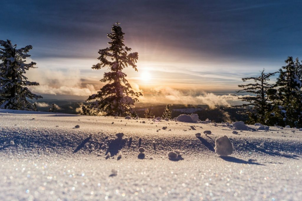 Pueblo europeo nevado en invierno de cuento