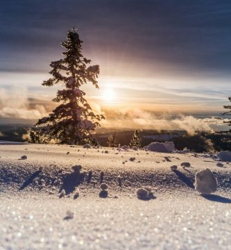 Pueblo europeo nevado en invierno de cuento