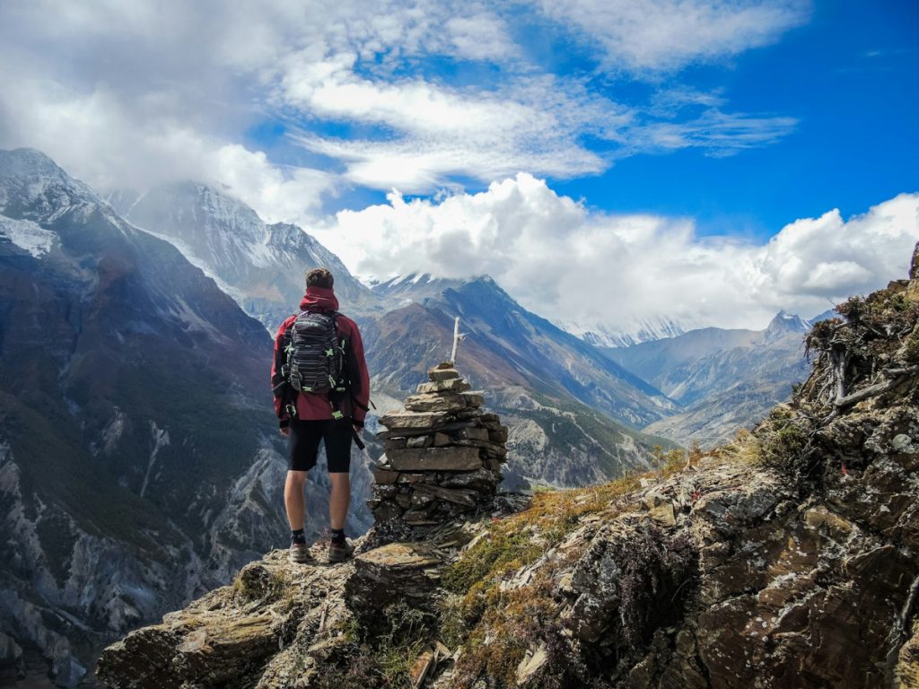 Mochilero recorriendo paisaje de Sudamérica