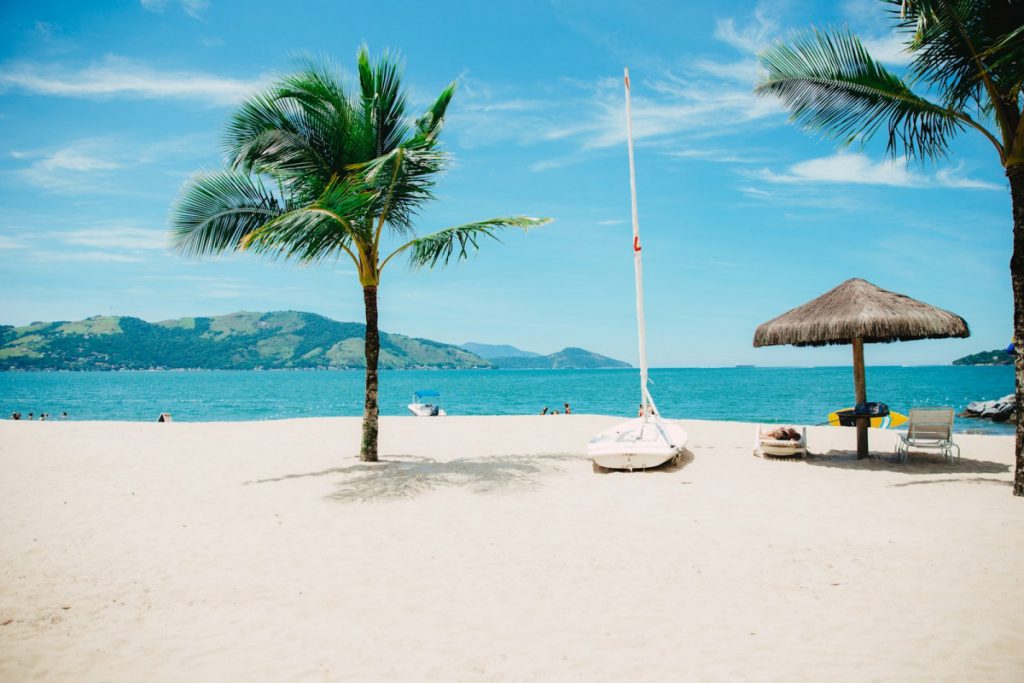 Playa tropical con hamacas — vacaciones baratas verano