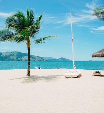 Playa tropical con hamacas — vacaciones baratas verano