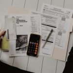Planificación de presupuesto de viaje con mapa y calculadora