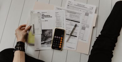 Planificación de presupuesto de viaje con mapa y calculadora