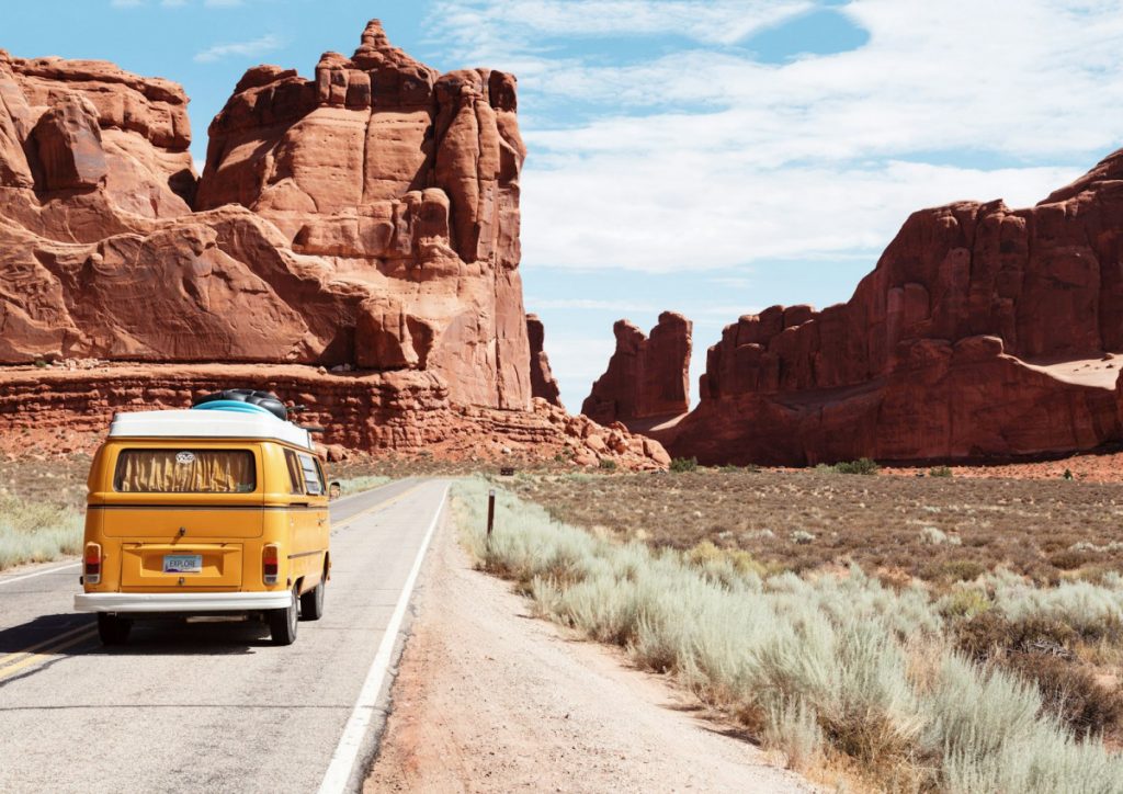 Carretera de Estados Unidos con paisaje icónico — road trip USA