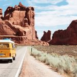 Carretera de Estados Unidos con paisaje icónico — road trip USA