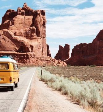 Carretera de Estados Unidos con paisaje icónico — road trip USA