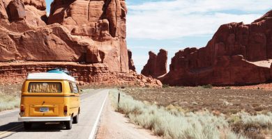Carretera de Estados Unidos con paisaje icónico — road trip USA