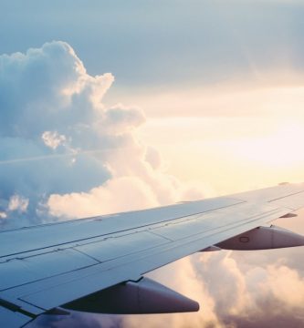 Planificación de viaje internacional con seguro y documentación