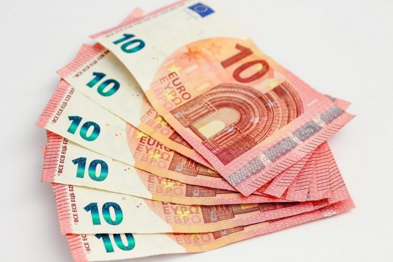 Cómo gestionar tu dinero viviendo en el extranjero: guía completa